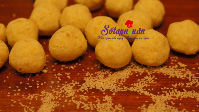 Cách làm bánh rán lúc lắc nhân đậu xanh tẩm vừng