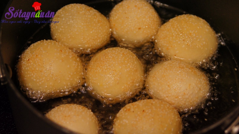 Cách làm bánh rán lúc lắc nhân đậu xanh tẩm vừng