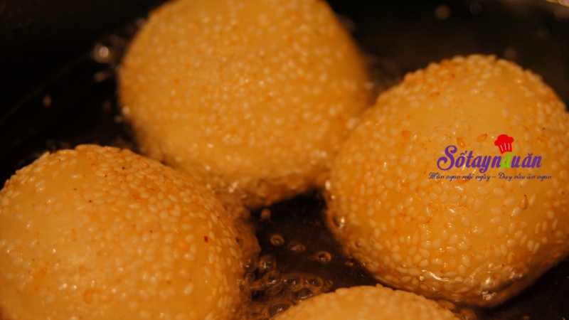 Cách làm bánh rán lúc lắc nhân đậu xanh tẩm vừng