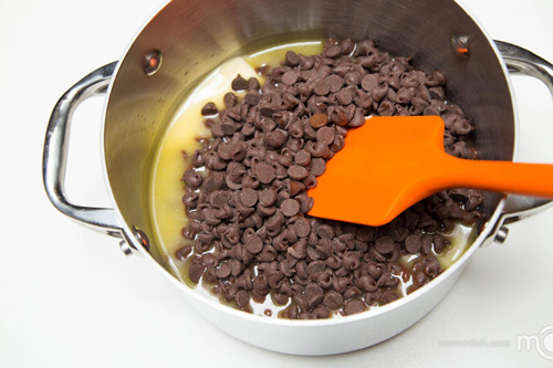 Cách làm bánh su phủ kem socola