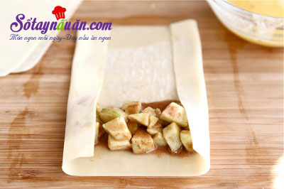 Cách làm bánh táo phiên bản chả giò cuốn độc đáo