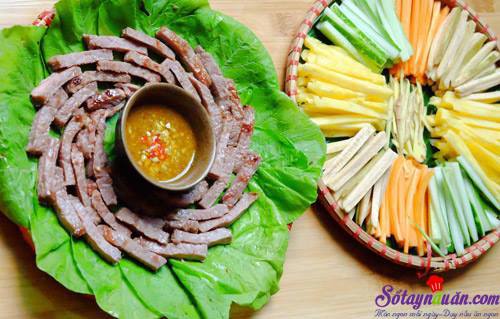 Cách làm bò cuốn lá cải ngon đến mê mẩn