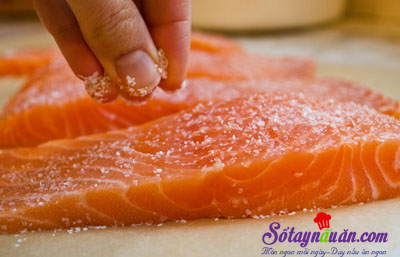 Cách làm cá hồi rán kèm xốt xì dầu ngon mê mẩn