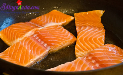 Cách làm cá hồi rán kèm xốt xì dầu ngon mê mẩn