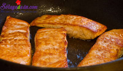 Cách làm cá hồi rán kèm xốt xì dầu ngon mê mẩn