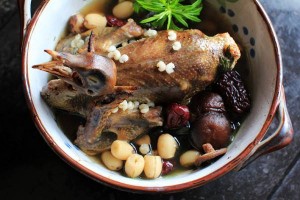 Cách làm chim bồ câu hầm thuốc bắc bổ dưỡng với bí quyết cực kì đơn giản