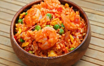 Cách làm cơm rang tôm trứng ngon hết sẩy