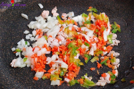 Cách làm cơm viên xúc xích chiên giòn ngon miệng