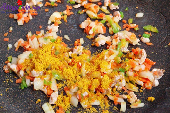 Cách làm cơm viên xúc xích chiên giòn ngon miệng