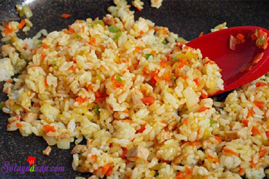 Cách làm cơm viên xúc xích chiên giòn ngon miệng