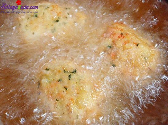 Cách làm cơm viên xúc xích chiên giòn ngon miệng