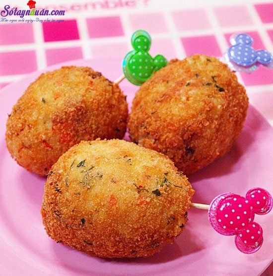 Cách làm cơm viên xúc xích chiên giòn ngon miệng