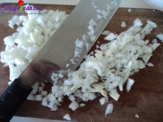 Cách làm cơm viên xúc xích chiên giòn ngon miệng