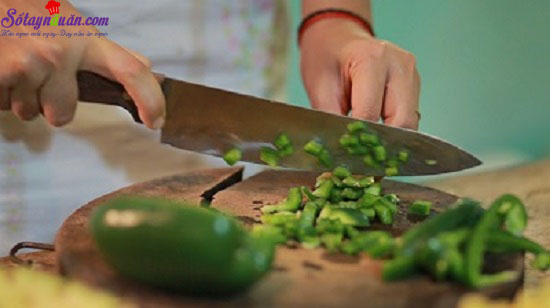 Cách làm cơm viên xúc xích chiên giòn ngon miệng