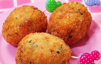 Cách làm cơm viên xúc xích chiên giòn ngon miệng