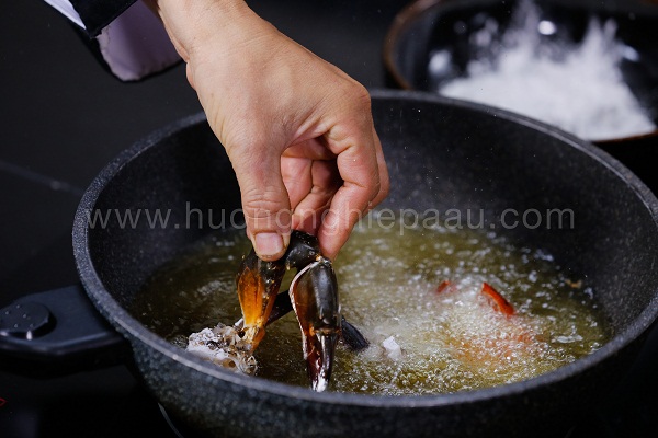 Cách làm cua rang me cho cả nhà thích mê