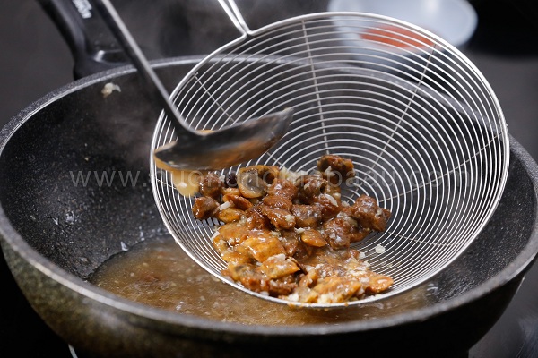 Cách làm cua rang me cho cả nhà thích mê