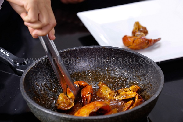 Cách làm cua rang me cho cả nhà thích mê