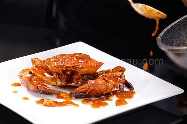 Cách làm cua rang me cho cả nhà thích mê