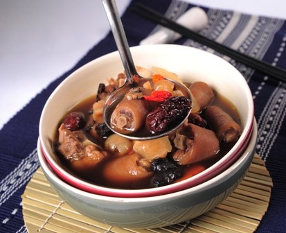 Cách làm đuôi heo hầm thuốc Bắc cho mẹ bầu hết mệt mỏi