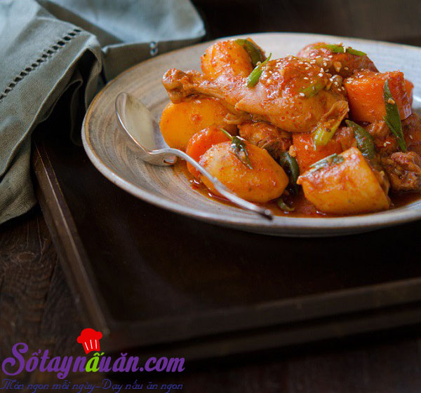 Cách làm gà hầm cay phong cách Hàn ngon tuyệt cú mèo