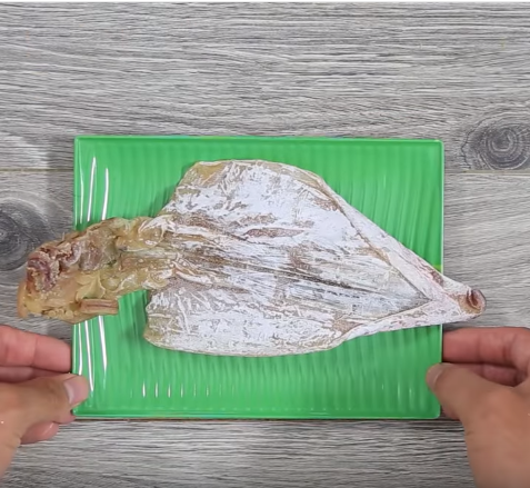 Cách làm gà rang muối ngon "bá cháy", chồng ăn xong cũng phải năn nỉ làm thêm