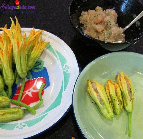 Cách làm hoa bí nhồi tôm cá chiên giòn ngon mê ly