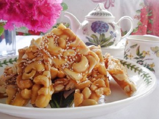 Cách làm kẹo hạt điều đãi khách