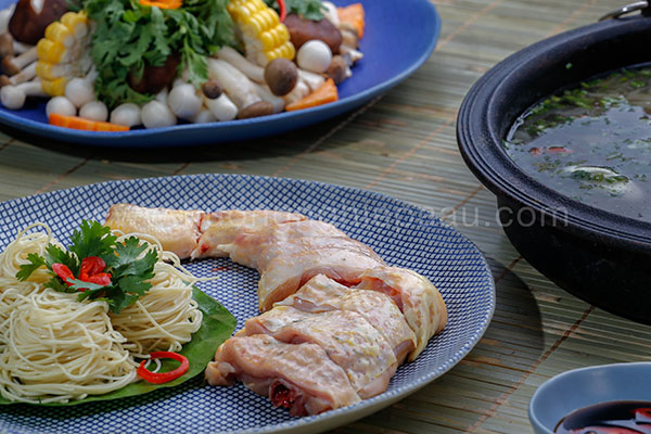 Cách làm lẩu gà nấu nấm thơm nức ngày mưa