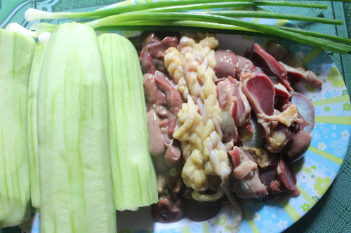 Cách làm lòng vịt xào mướp