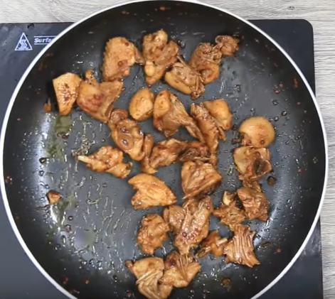 Cách làm mận dầm chua cay mặn ngọt, giòn ngon chẳng kém ngoài hàng