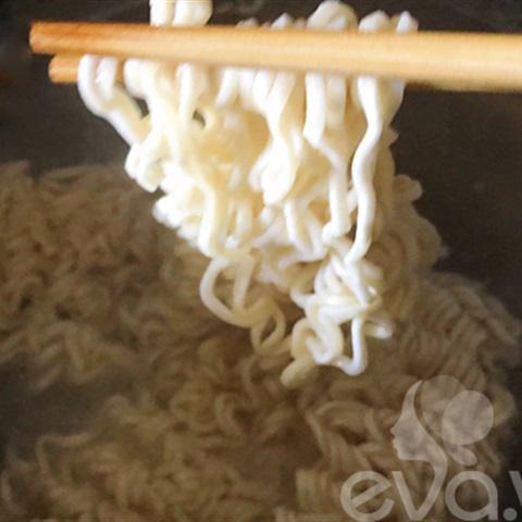 Cách làm mì tôm trộn chua cay