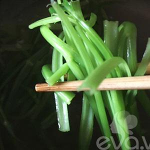 Cách làm mì tôm trộn chua cay