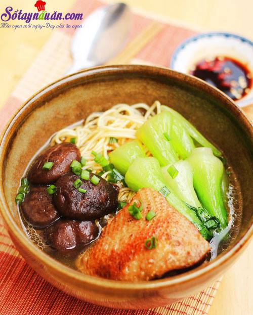 Cách làm mì vịt tiềm thơm ngon đúng điệu