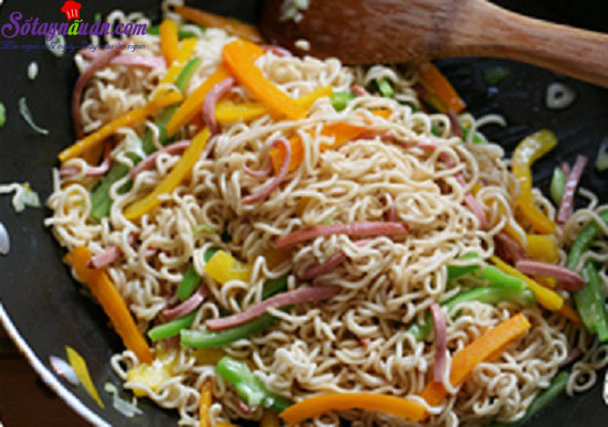 Cách làm mì xào rau củ thơm ngon hấp dẫn