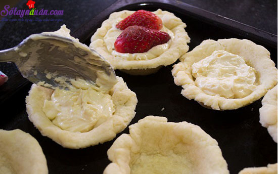 Cách làm món bánh nướng nhân dâu tây đơn giản mà ngon