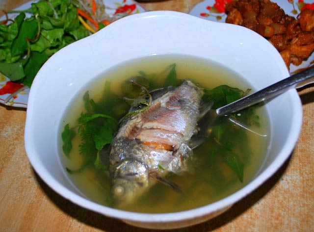 Cách làm món cá diếc nấu tía tô cho bà bầu sắp vượt cạn