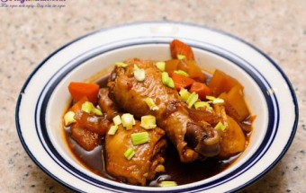 Cách làm món gà om cay ngon tuyệt ngày đông lạnh