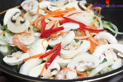 Cách làm món mì xào hải sản kiểu Hàn Quốc