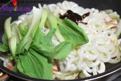 Cách làm món mì xào hải sản kiểu Hàn Quốc