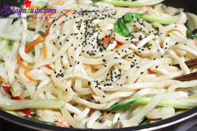 Cách làm món mì xào hải sản kiểu Hàn Quốc