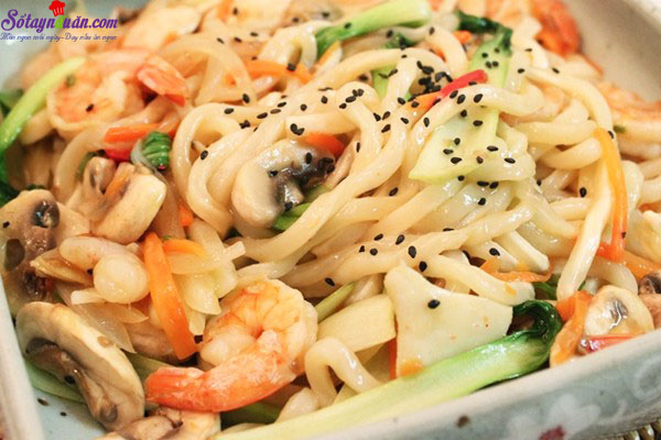 Cách làm món mì xào hải sản kiểu Hàn Quốc