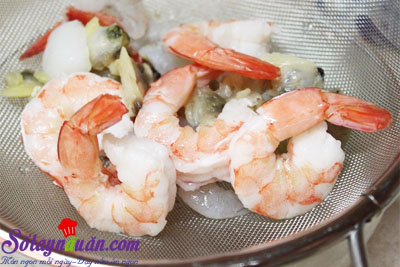 Cách làm món mì xào hải sản kiểu Hàn Quốc