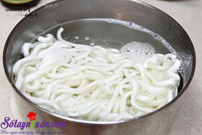 Cách làm món mì xào hải sản kiểu Hàn Quốc