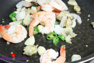 Cách làm món mì xào hải sản kiểu Hàn Quốc