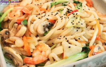 Cách làm món mì xào hải sản kiểu Hàn Quốc