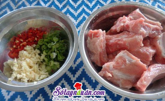 Cách làm món sườn chiên tỏi ớt cực dễ