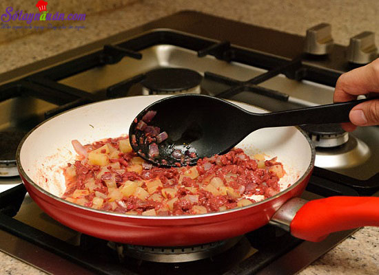 Cách làm món thịt bò băm sốt kem kiểu mới lạ mà ngon