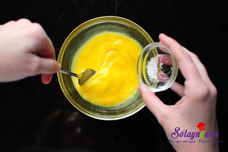 Cách làm món trứng ốp la sốt cà chua siêu tốc cho bữa sáng