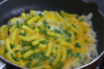 Cách làm nui chiên trứng